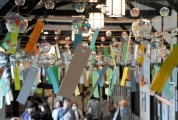 日本和歌山一车站内悬挂500个风铃 打造夏日清凉通道